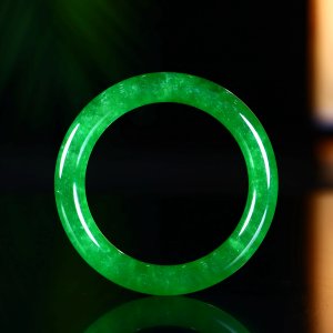 Jadeite bangle with full color and icy texture. Inner diameter: 55.1mm.