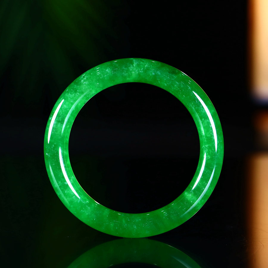 Jadeite bangle with full color and icy texture. Inner diameter: 55.1mm.