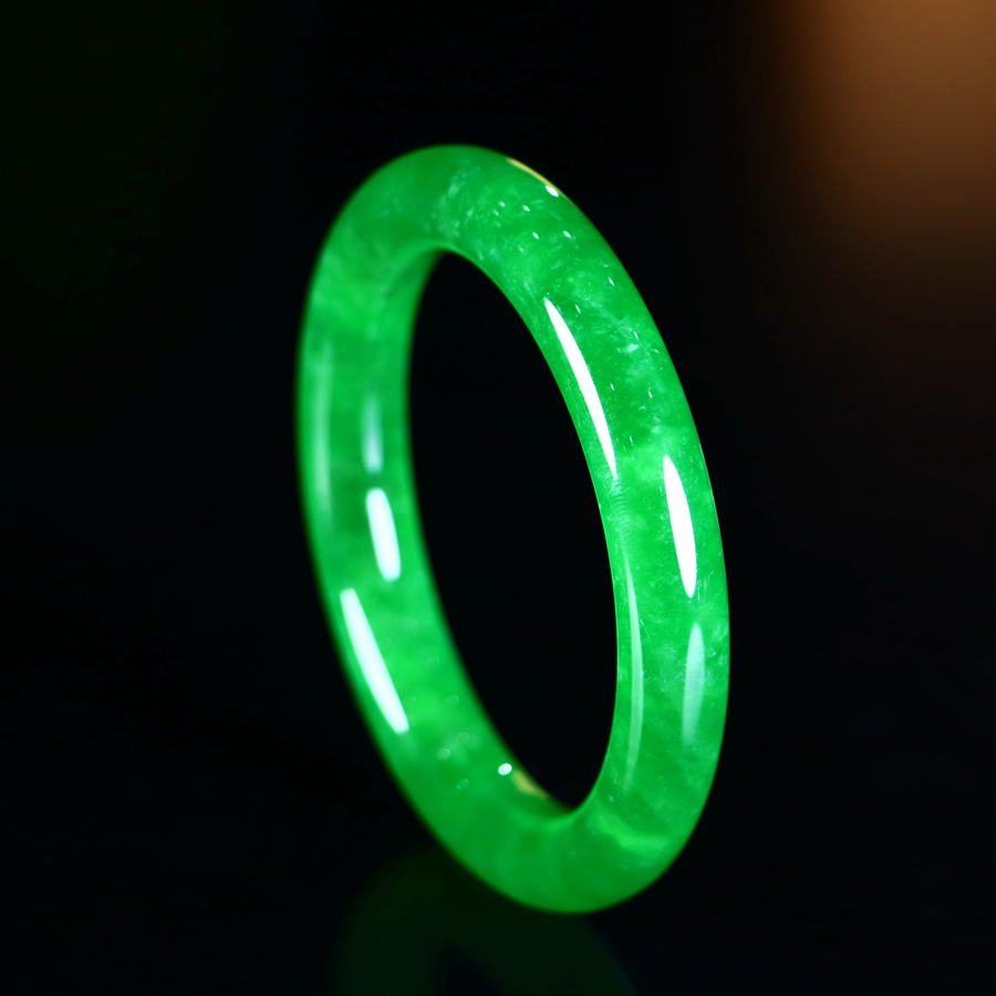 Jadeite bangle with full color and icy texture. Inner diameter: 55.1mm. - 图片 3