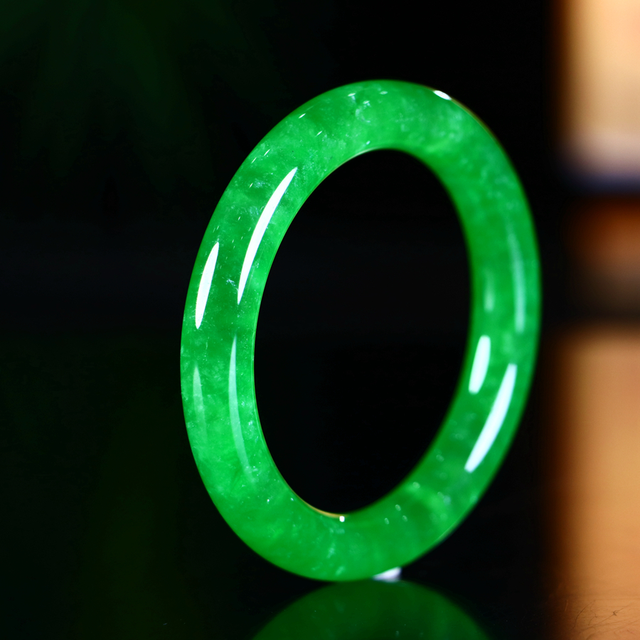 Jadeite bangle with full color and icy texture. Inner diameter: 55.1mm. - 图片 4