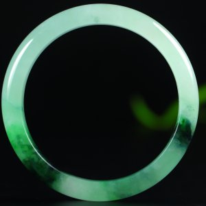 Jadeite bangle with icy texture and floating green flowers. Inner diameter: 58.1mm