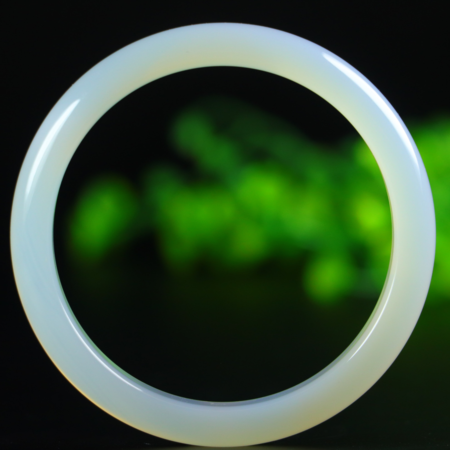Natural ice-grade white chalcedony bangle bracelet. Inner diameter: 57.7mm