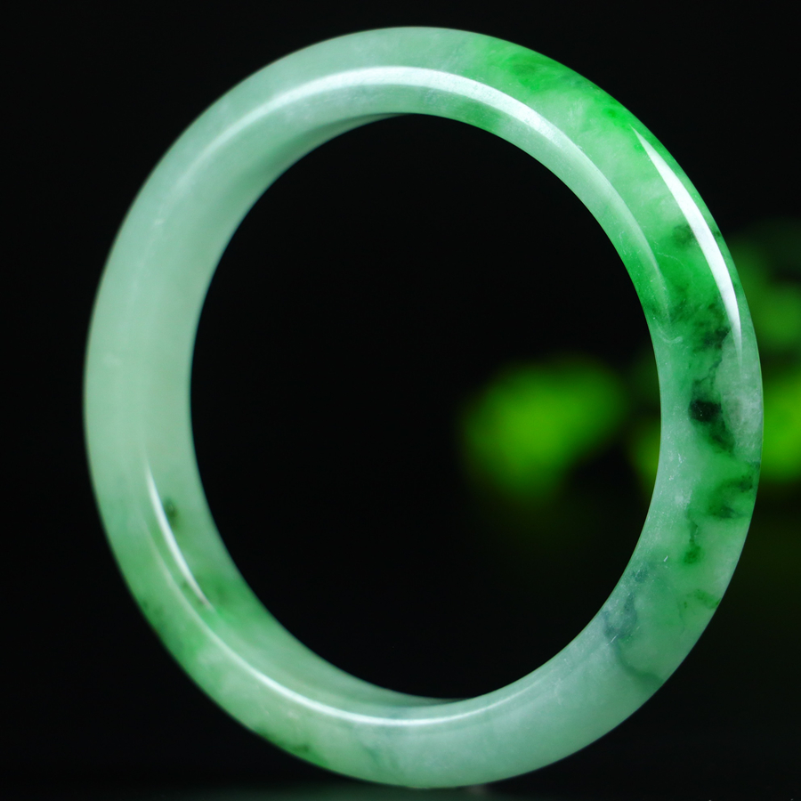 Jadeite bangle with icy green inclusions, 57.6mm in diameter. - 图片 3