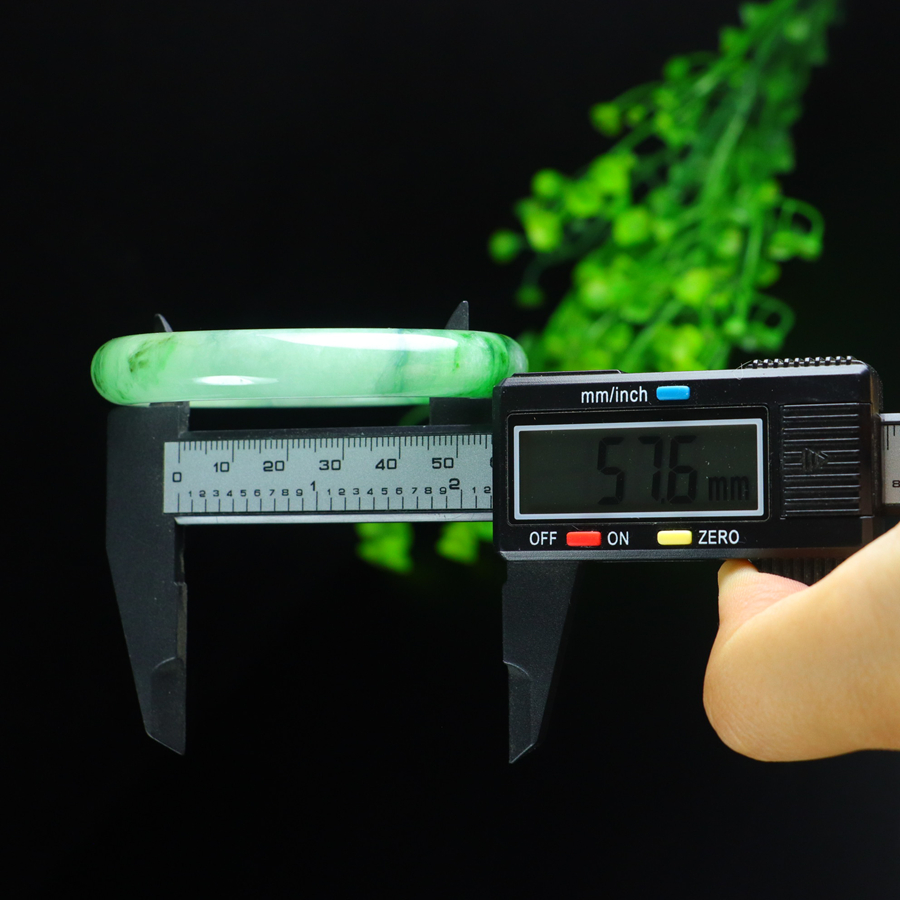 Jadeite bangle with icy green inclusions, 57.6mm in diameter. - 图片 5