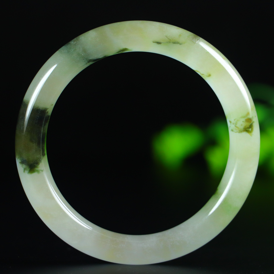 Jadeite bangle with icy texture and floating patterns. Inner diameter: 56.4mm.