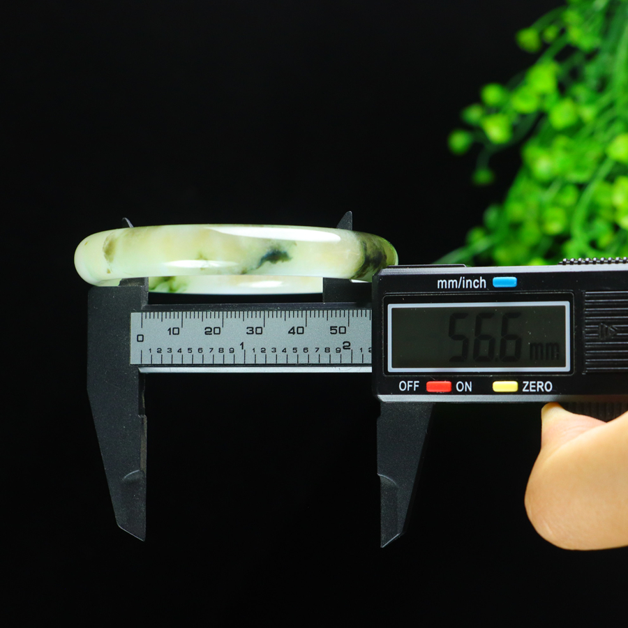 Jadeite bangle with icy texture and floating patterns. Inner diameter: 56.4mm. - 图片 5