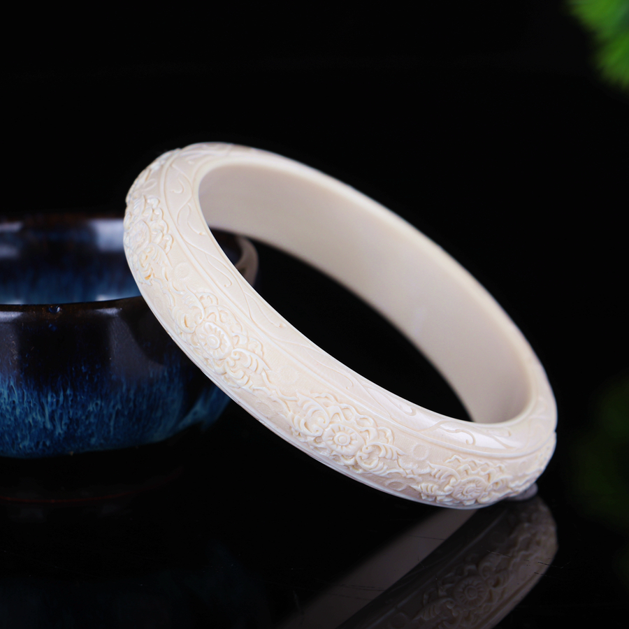 Top-grade icy mammoth ivory bangle, in diameter: 59.4mm