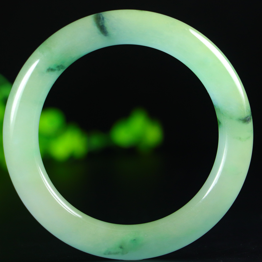 Jadeite bangle with icy texture and floating patterns. Inner diameter: approximately 59.8mm.