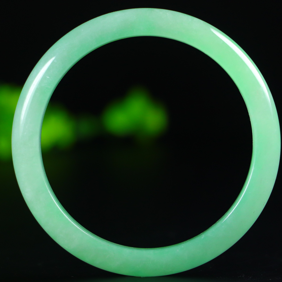 Jadeite bangle with icy green inclusions, inner diameter approx. 57.1mm