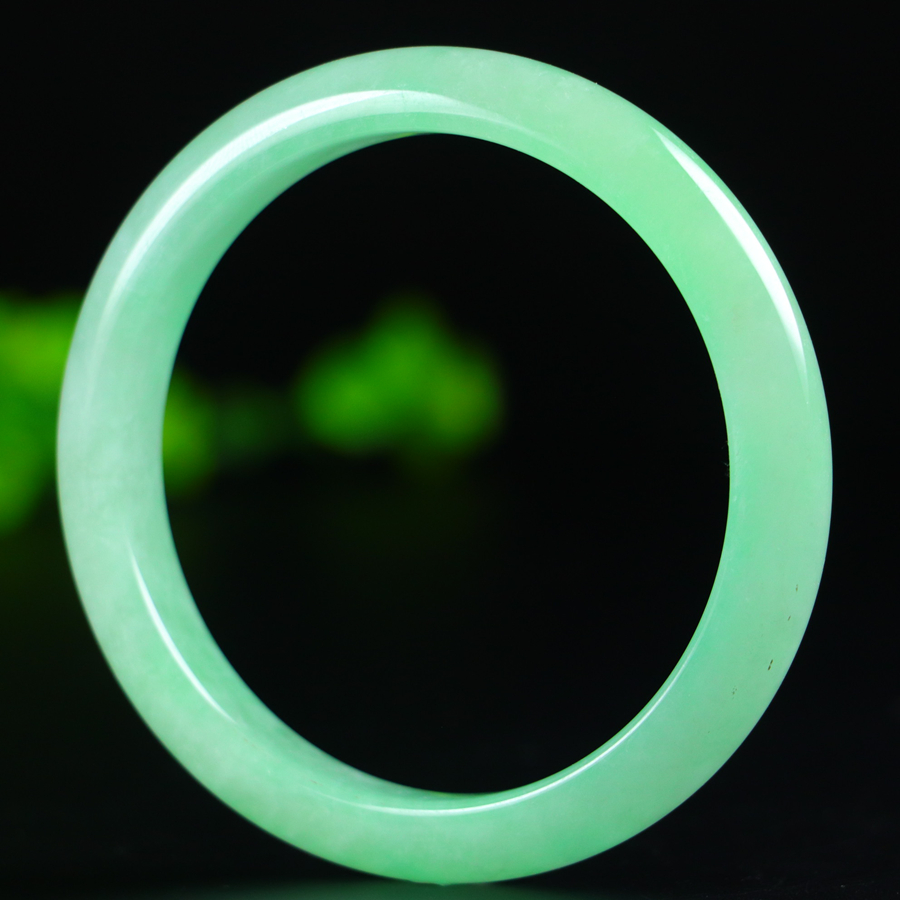 Jadeite bangle with icy green inclusions, inner diameter approx. 57.1mm - 图片 2