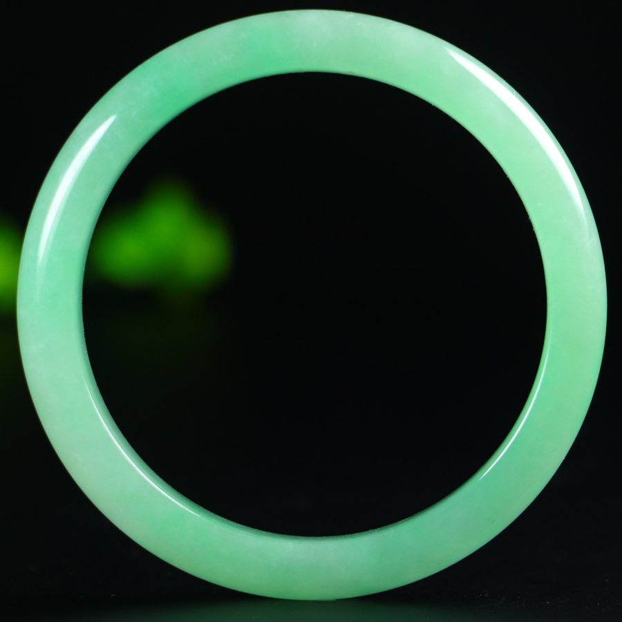 Jadeite bangle with icy green inclusions, inner diameter approx. 57.1mm - 图片 3
