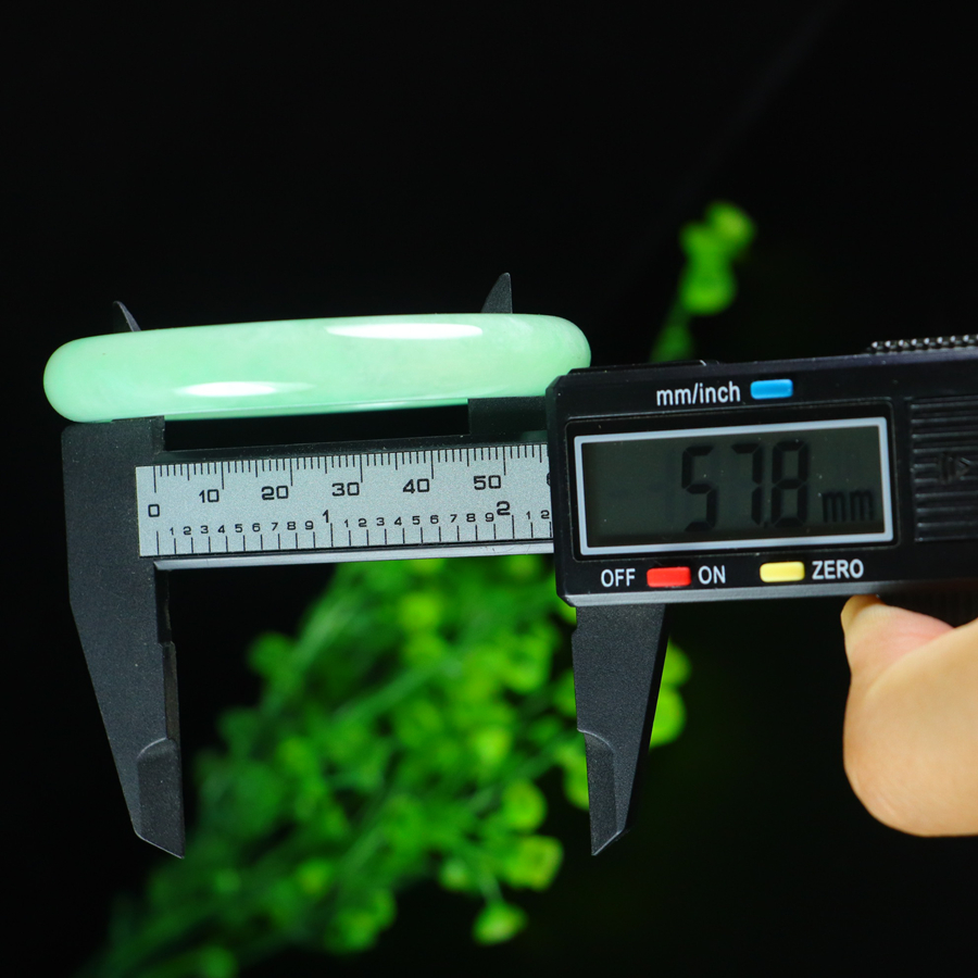 Jadeite bangle with icy green inclusions, inner diameter approx. 57.1mm - 图片 4
