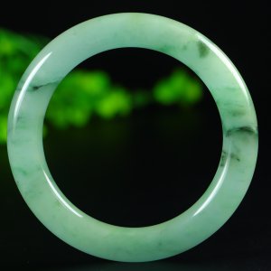 Jadeite bangle with icy texture and floating patterns. Inner diameter: approximately 60.2mm.