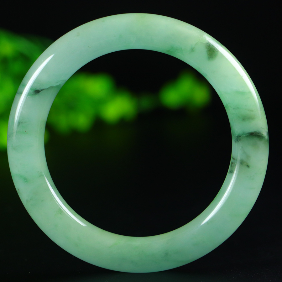 Jadeite bangle with icy texture and floating patterns. Inner diameter: approximately 60.2mm.