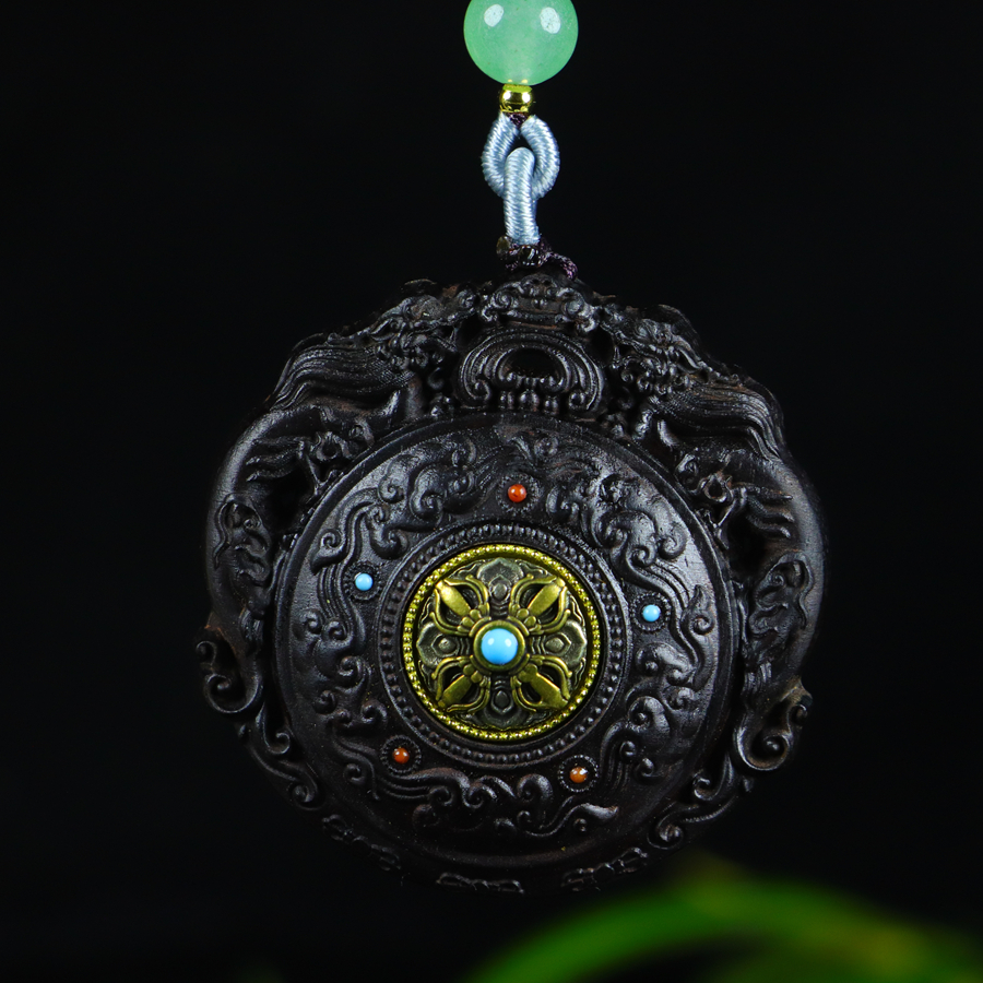 A natural, top-quality mammoth ivory pendant inlaid with sandalwood and depicting the Bodhisattva Akasagarbha. - 图片 5