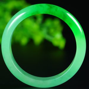 Icy jadeite bangle with vibrant green color. Inner diameter: 53.3mm