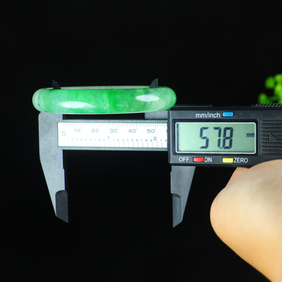 Jadeite bangle with icy green inclusions, 57.5mm in diameter. - 图片 5