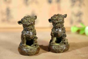 A pair of suspected copper base lion-shaped ornaments in the form of drums, from the old collection.