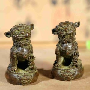A pair of suspected copper base lion-shaped ornaments in the form of drums, from the old collection.