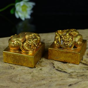 Gilt dragon-patterned seal ornament