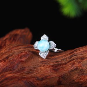 A luxurious ring set with a natural sea pattern stone. There is a certificate.