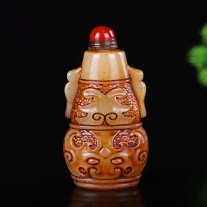 Old collection, suspected of being a seal-shaped snuff bottle made of Tianhuang stone with animal mask patterns.