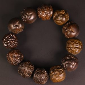 Natural old material black kanchanahom agarwood carved twelve zodiac animal braceletThere is a certificate.