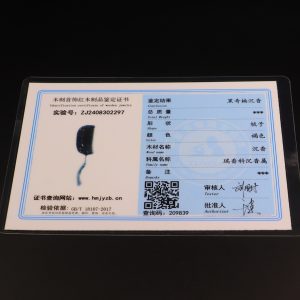 A natural old material black agarwood comb with carvings of dragons and phoenixes symbolizing good fortune.There is a certificate.