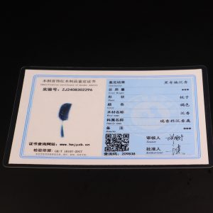 A natural old material black agarwood comb with carvings of dragons and phoenixes symbolizing good fortune.There is a certificate.