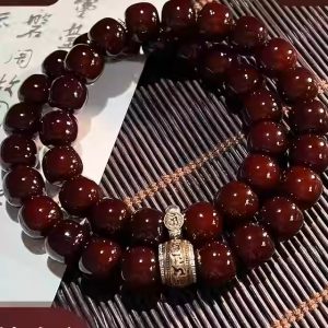 Ten-year aged raw material Bodhi root bracelet for men, featuring twelve zodiac signs and two rings of Bodhi seeds. It is a Buddha bead bracelet for polishing and wearing.